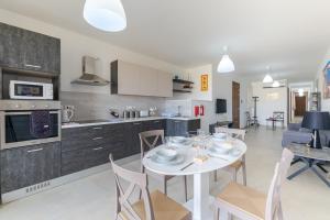 Kuchyň nebo kuchyňský kout v ubytování Spacious Brand New Apartment 3 Bdr 2Bth Bugibba