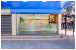 Una puerta de cristal de un edificio con techo azul. en HOTEL G-D PREMIUM BHUBANESWAR - Air conditioned - free wifi & parking service available - Near Temple - A Top Rated Hotel, en Cuttack
