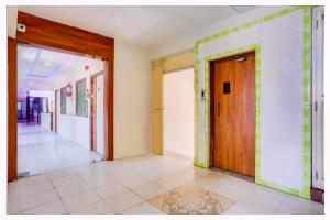 Un pasillo vacío con una puerta y un suelo de baldosas. en HOTEL G-D PREMIUM BHUBANESWAR - Air conditioned - free wifi & parking service available - Near Temple - A Top Rated Hotel, en Cuttack