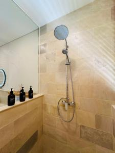Ένα μπάνιο στο Villa Lily Bay Selong Belanak