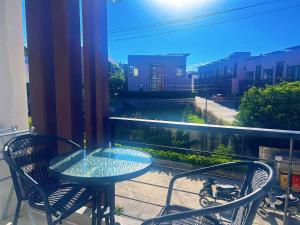 Μπαλκόνι ή βεράντα στο Near Beach Cosy Studio with Pool Replay