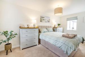 Ένα ή περισσότερα κρεβάτια σε δωμάτιο στο Seaside Cottage - Uk35826