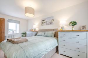 Ένα ή περισσότερα κρεβάτια σε δωμάτιο στο Seaside Cottage - Uk35826