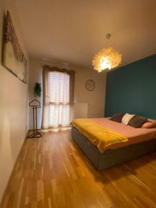 a bedroom with a bed and a green wall at Escale Détente Genas proche Eurexpo in Genas +22 photos