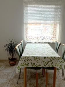 a table and chairs with a table and a window at Bahnhofs-und Zentrumsnahe schöne 2-Zimmer Wohnung in Landshut +9 photos