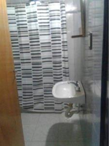 ein Badezimmer mit einem Waschbecken und einem Haufen Tellern in der Unterkunft Rincón Peralta Córdoba in Valle Hermoso