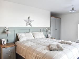 Ένα ή περισσότερα κρεβάτια σε δωμάτιο στο Seabreeze Cottage - Uk35827