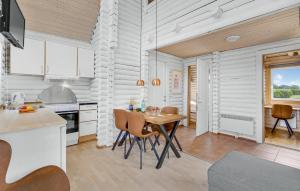 Η κουζίνα ή μικρή κουζίνα στο Gorgeous Home In Tranekær