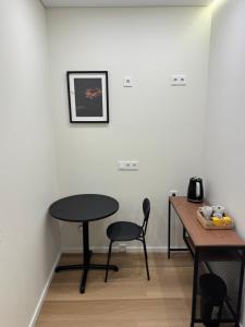 una habitación con una mesa y una mesa y una silla en 13 New Airport Apartment, en VNO