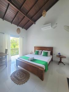 un dormitorio con una cama grande en una habitación en Charisma Apartments, en Ahangama