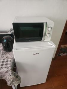 un microondas sentado en la parte superior de una cómoda blanca en Bed&Breakfast delle Lame, en Bolonia 8 fotos más