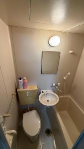 Un baño pequeño con inodoro y lavabo. en Osaka Umeda West JR Tsukamoto Inn CCCCC, en Osaka