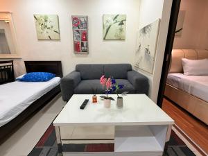 Postel nebo postele na pokoji v ubytování Taragon Puteri Bintang KLCC View Studio Apartment + 3 fotografie