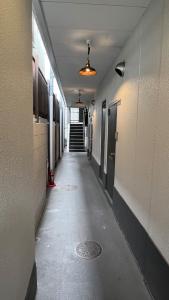 un pasillo vacío de un edificio con un pasillo en Osaka Umeda West JR Tsukamoto Inn CCCCC, en Osaka
