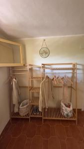 una cabina armadio con ripiani e vestiti di En las montañas de Benicassim a Las Villas Altre 27 foto