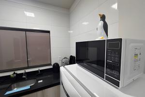 TV a/nebo společenská místnost v ubytování Moderno Loft com ar condicionado e vaga