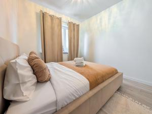 Un dormitorio con una cama grande en una habitación. en Kościańska Cosy Apartment, en Wroclaw