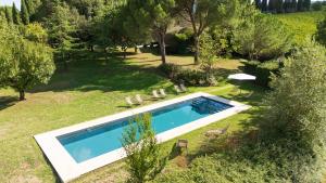 an overhead view of a swimming pool in a garden at Fattoria Belvedere alle Vigne VacaVilla Exclusive in Sinalunga