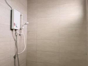 eine Dusche im Bad mit Dusche in der Unterkunft Kajang KL 10Pax Landed Home Karaoke Netflix Long Stay in Semenyih