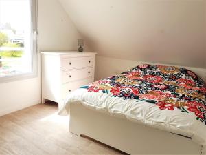 ein Schlafzimmer mit einem Bett, einer Kommode und einem Fenster in der Unterkunft Maison familiale, proche des plages et des commerces in Piriac-sur-Mer + 2 Fotos