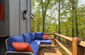 O zonă de relaxare la Cozy 2BR Townhouse with Mountain Views & BBQ
