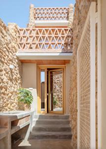 een toegang tot een huis met een houten deur bij Casa rural Felipa in Casas de Pradas