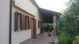 a person is standing outside of a building at Agriturismo Giulio Fufo in Arqua Petrarca