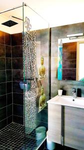 une salle de bain avec douche et lavabo dans l'établissement HAMEAU DE BEAUREGARD, à Sainte-Anne