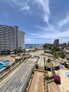ポルラマルにあるOcean View Two Bedroomのプールと海を望むリゾートです。