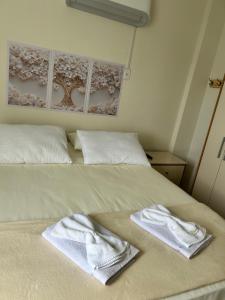 ein Bett mit zwei Handtüchern darauf in der Unterkunft Apto 2 suítes em Aracajú a 300 metros da Orla in Aracaju + 14 Fotos