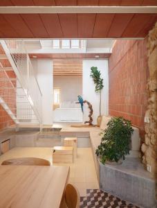 een kamer met tafels en een bed op de achtergrond bij Casa rural Felipa in Casas de Pradas +9 foto's