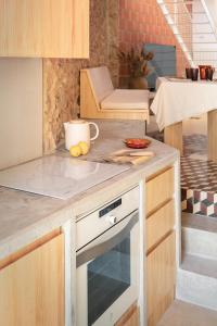 een keuken met een aanrecht met een fornuis met oven bij Casa rural Felipa in Casas de Pradas