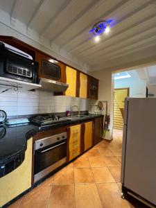 una cocina con estufa y refrigerador en Appartement Imi Ouaddar Sea Sun Relax, en Agadir