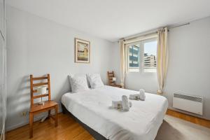 En eller flere senge i et værelse på Appartement de la Coulée - Welkeys