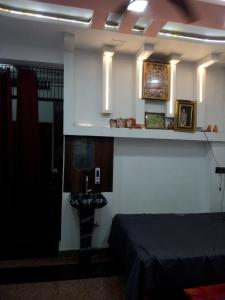 Habitación con cama y lavabo. en The banaras residency, en Varanasi