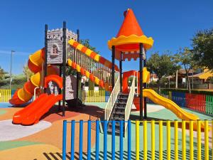 une aire de jeux dans un parc avec toboggan et toboggan dans l'établissement Extraordinaria Villa con piscina y chimenea, à Grenade