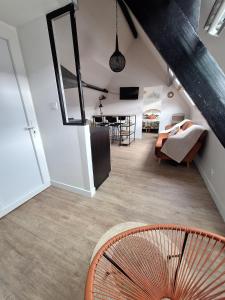 een woonkamer met een bank en een tafel bij A 2 pas de la plage in Le Portel