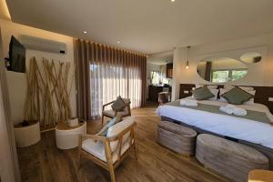 a bedroom with a large bed and a large mirror at Marinha Grande Apartamentos Rainbow N9 in Marinha Grande