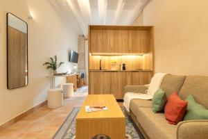 salon z kanapą i stolikiem kawowym w obiekcie ISG Apartments Esencia de Triana w Sewilli +206 zdjęć
