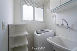 Un baño blanco con inodoro y lavabo. en Apto de 1 dormitorio a 850 m del MASC - CFE0503, en Florianópolis 13 fotos más