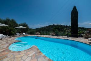 una piscina en un patio con sillas y sombrilla en Villaré, oasi di relax nel verde della Riviera con piscina privata, en Lavagna 31 fotos más
