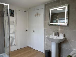 a bathroom with a sink and a mirror at Delightful 3-bedroom Cottage, Brockenhurst in Brockenhurst +28 photos