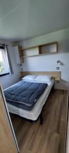 un dormitorio con una cama grande en una habitación en Salsa confort, en Les Mathes 4 fotos más