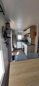 Una cocina con una mesa y sillas en una habitación. en Salsa confort, en Les Mathes