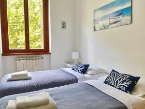 two beds sitting next to each other in a room at Ca del Mare - FREE Parking in La Spezia