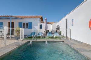 een zwembad voor een huis bij Casa Azul in Conil de la Frontera