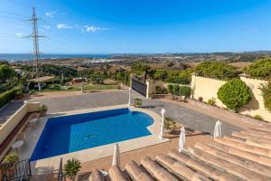una imagen de una villa con piscina en Charming One-Bedroom Flat Dormitory room, en Estepona