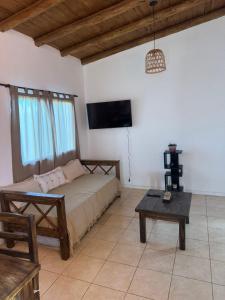 une chambre avec un lit, une télévision et une table dans l'établissement Ricon de malvones vintage, à General Alvear