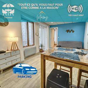 Una habitación con una cama y una mesa con un coche encima. en Quai 36, en Millau