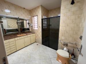 een badkamer met douche, toilet en wastafel bij Keller Reservas in Resende +25 foto's